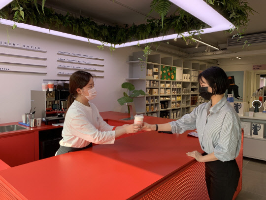 신세계인터내셔날의 자주가 카페형 매장을 선보인다. <신세계인터내셔날 제공>